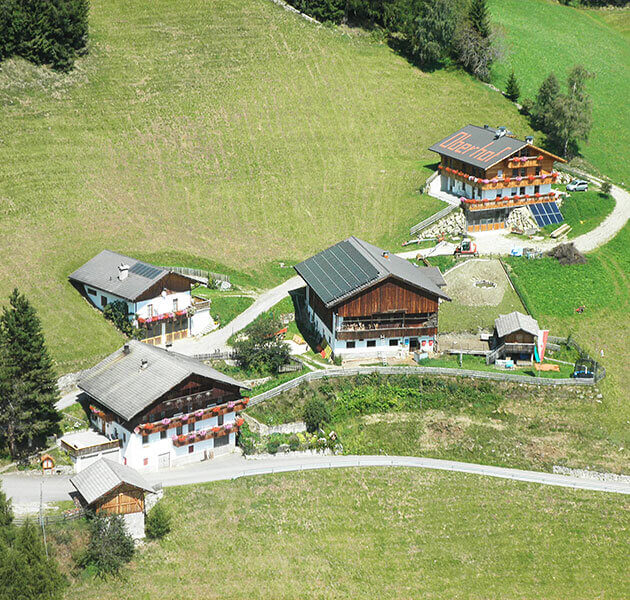 Der Hof mit Stall, Ferienwohnungen und Haus - Oberhof Weitental
