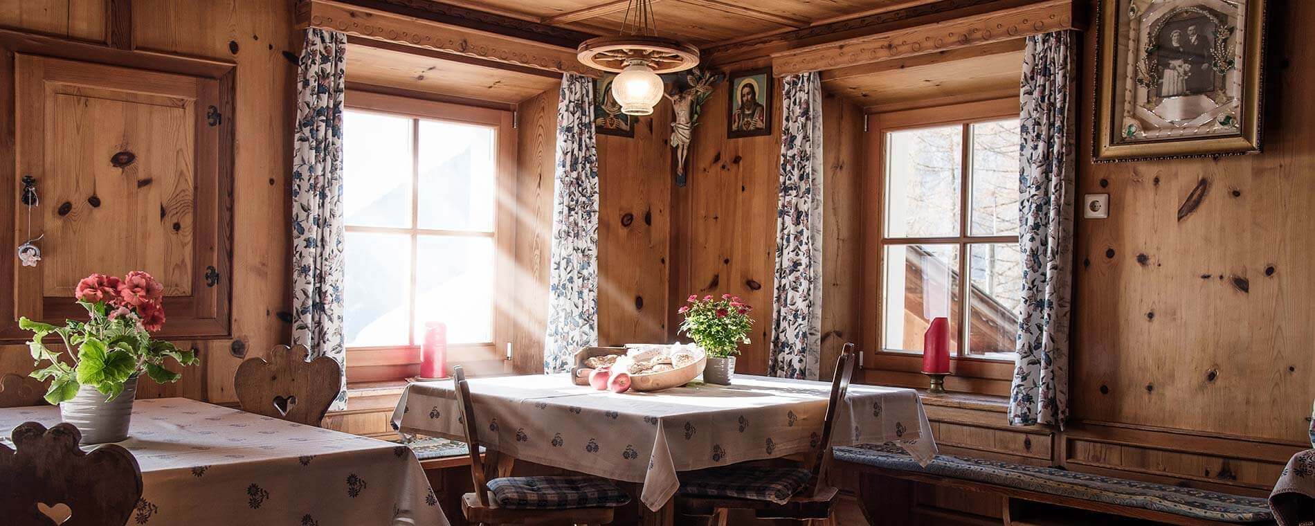 Wohnzimmer aus altem Holz mit Bildern auf der Wand - Oberhof Weitental