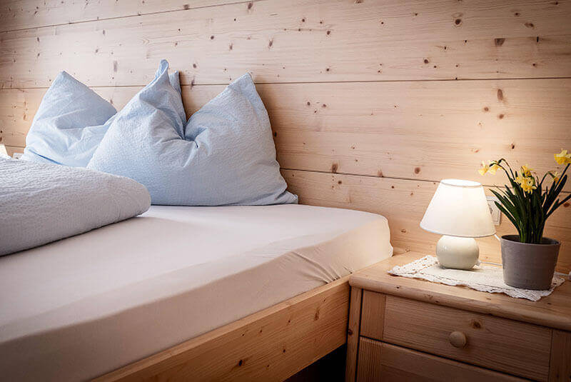 Double bed with bedside table and lamp on the right-hand side - Oberhof Weitental