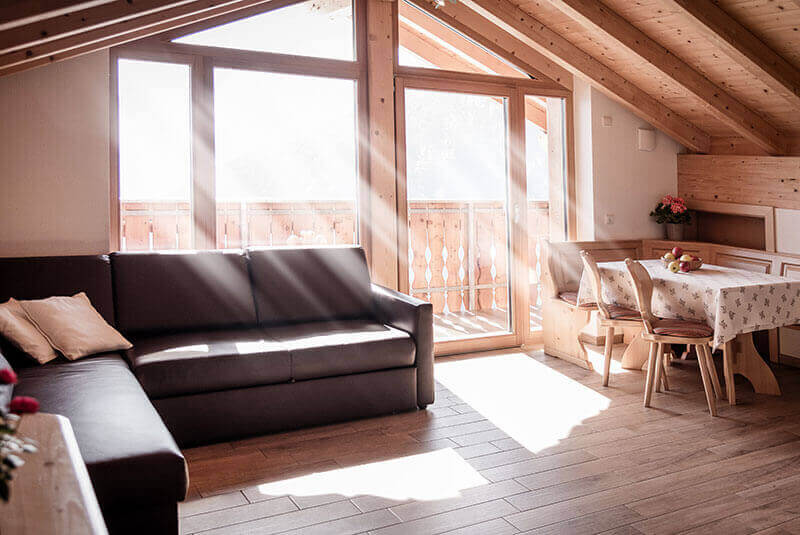 Rays of sunshine shine through the windows into the living and dining area - Oberhof Weitental