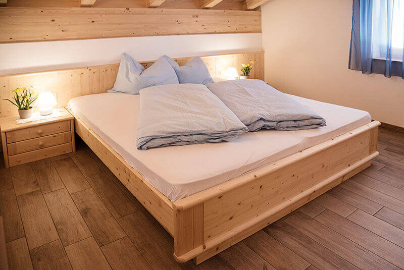 Bright bedroom with a double bed and wooden floor - Oberhof Weitental